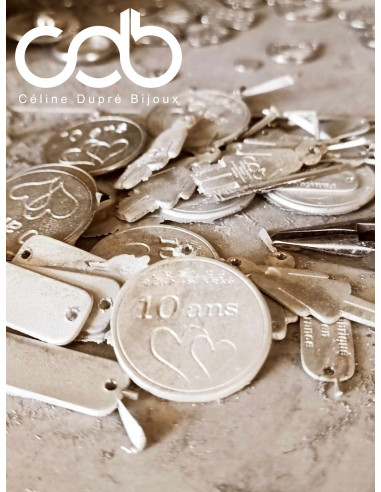 Porte clés en étain 10ans - 1 médaille...