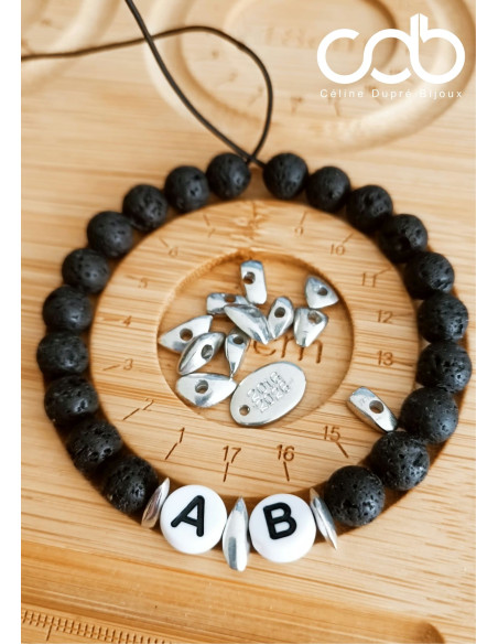 Bracelet en perles de lave noire, perles en étain. Personnalisable.