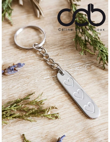 Médaille en étain brut avec 3 petits coeurs