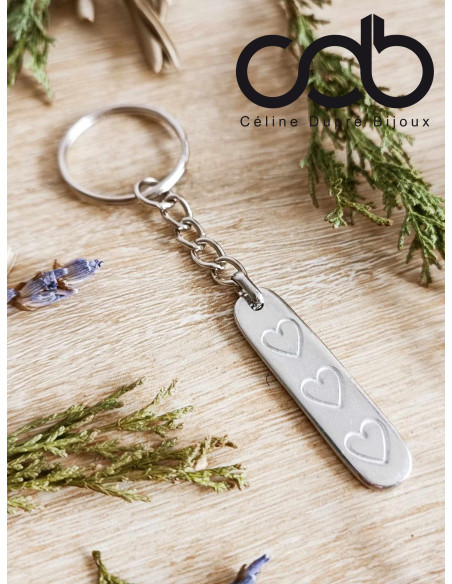 Médaille en étain brut avec 3 petits coeurs