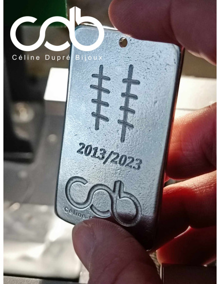 Porte clés en étain 10ans en battons - 1 médaille rectangle 35x59mm