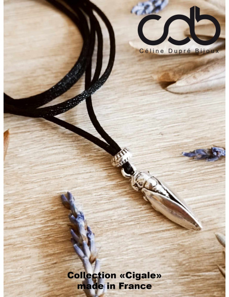 Collier Cigale - 8x31mm en relief - cordon réglable