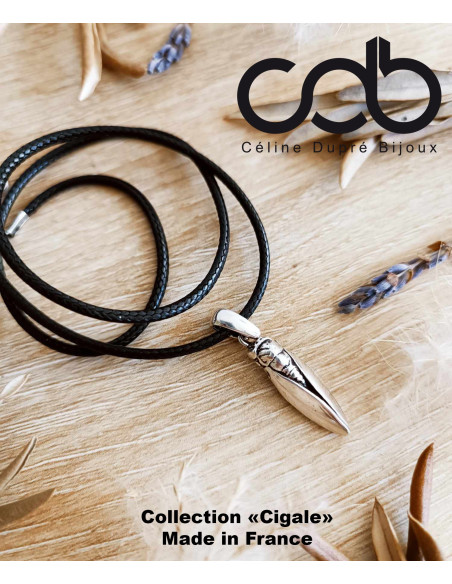 Collier Cigale - 8x31mm en relief - cordon réglable