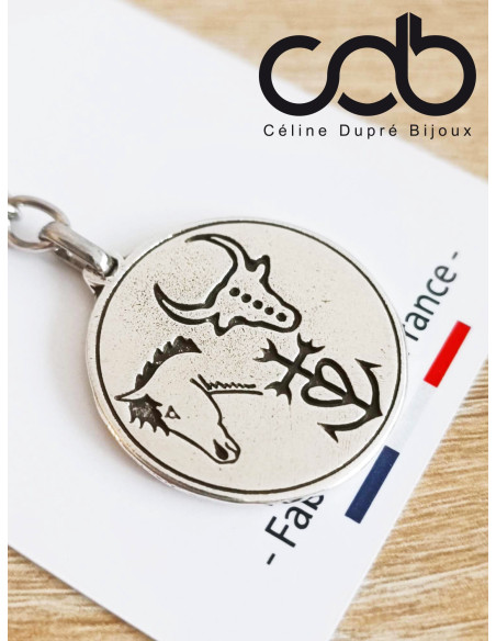 Box / coffret Bijoux "Camargue" - Porte clés Trident de gardian / bracelet Tête de Taureau de face
