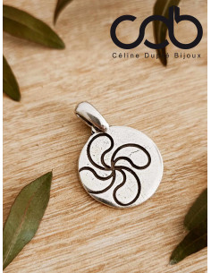 Pendentif rond avec croix basque décalée