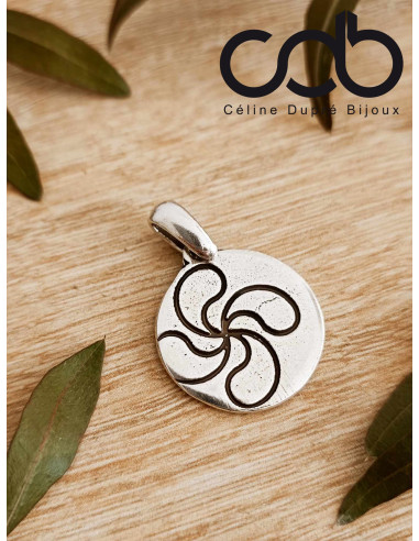 Pendentif rond avec croix basque décalée
