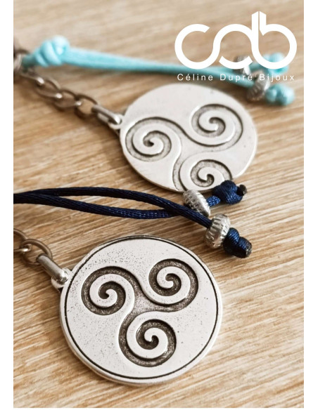 Porte clés - Triskell Celte (dessin avec cercle) en étain - 1 médaille ø30mm - cordon au choix et perles en étain