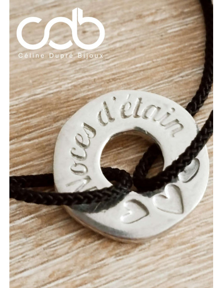 Bracelet réglable avec Anneau en étain - Noces d'étain + 3 petits coeurs - ø23mm.