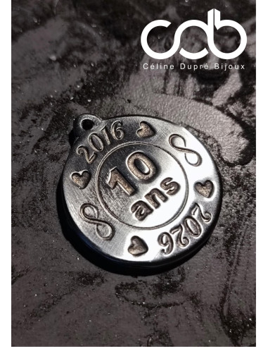 Médaille en étain brut.