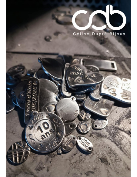 Porte clés en étain 2016/2026 - 1 médaille Ronde ø30mm avec infini + cordon et perles en étain.